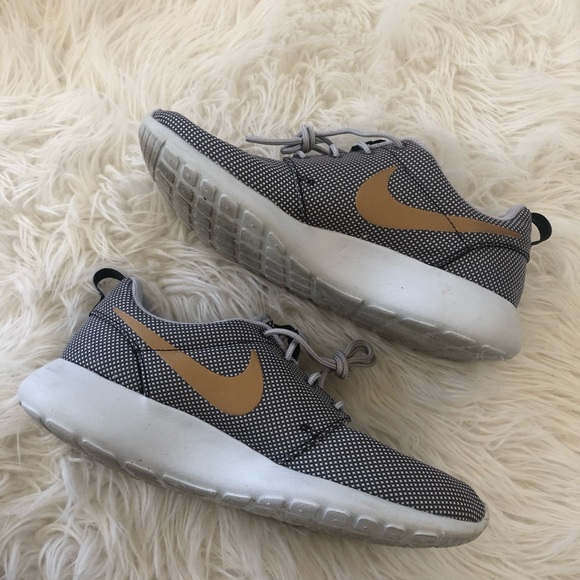 ✔️ GUC✔️ NIKE grey/gold Roshe One ~ size 8.5 - Picture 5 of 8